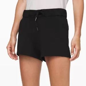 Lululemon On the Fly Mid-Rise Short 2.5” - Size 12